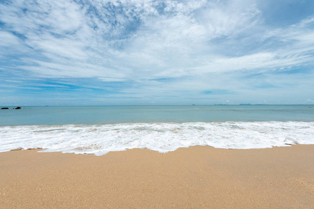 海边的海浪在海滩上形成了白色气泡.热带海滩以小河波浪照片