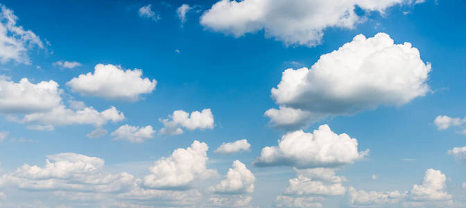 天蓝多云天空下的绿场观图片