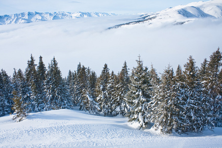 雪下的山。滑雪度假村喜来。奥地利