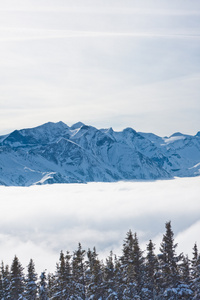 雪下的山。滑雪度假村喜来。奥地利