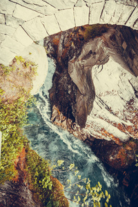 在挪威，欧洲的旅游胜地。Gudbrandsjuvet 瀑布位于 Valldalen 河谷，Valldal 与罗斯蒂