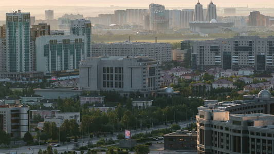 高架的早晨景色的城市中心和中央商务区游戏中时光倒流在日出时间与雾，哈萨克斯坦首都阿斯塔纳，中亚 4 k