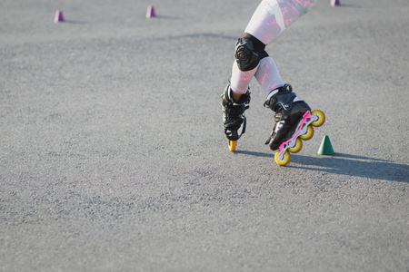 青少年旱冰鞋在沥青上拍摄, 有试验, 穿溜冰和保护膝盖。积极的生活方式, 休闲和爱好的概念