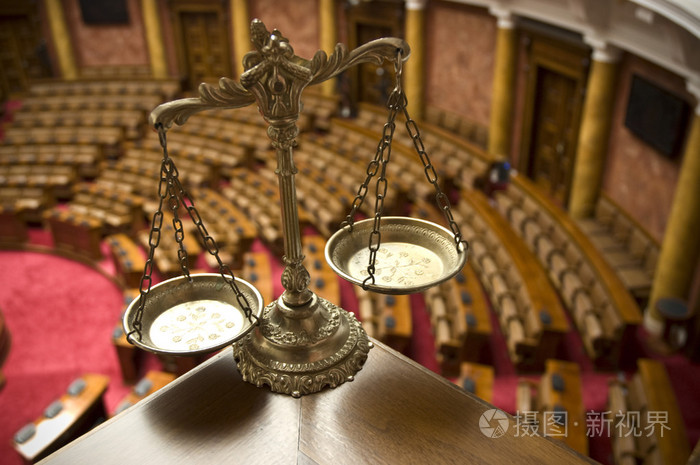 在法庭上司法的装饰天平
