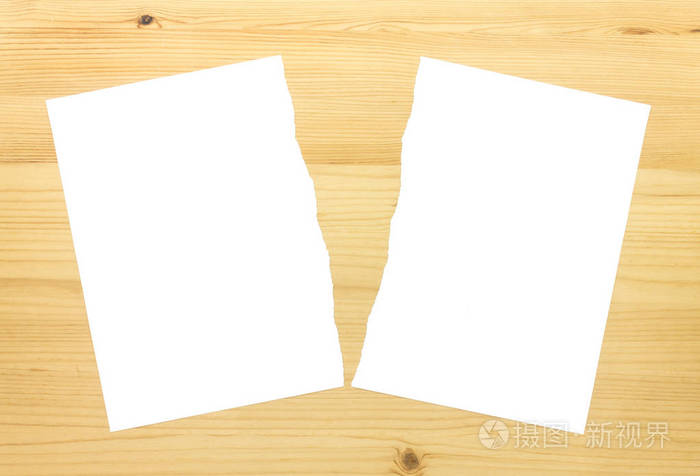 白色撕纸在一半的木材背景.白色撕毁的纸2部分为分开或划分或划分概念