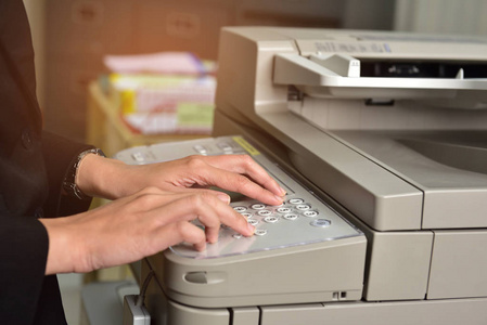 女工在办公室用复印机