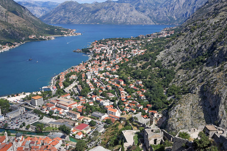 Kotor 湾和城镇景观黑山