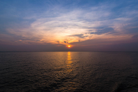 夕阳与海水之间的天空