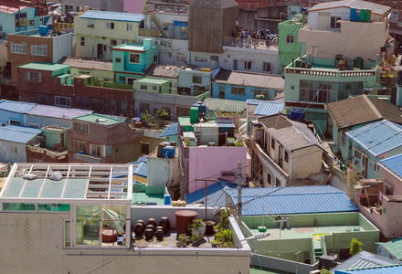 韩国釜山 Gamcheon 文化村房屋屋顶特写视图