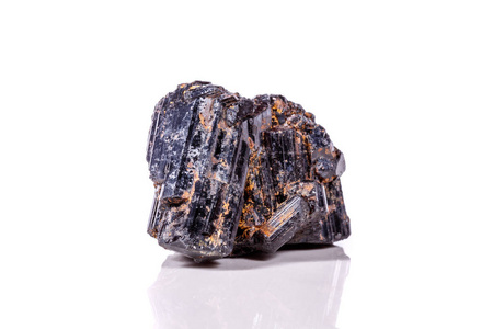 宏观矿物石 sherle, schorl, 黑色电气石在白色背景特写