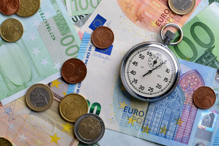 欧元现金背景。堆不同的欧元纸币, 硬币