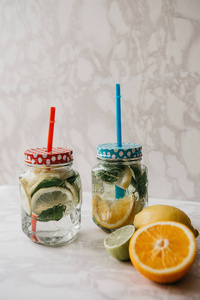 自制的柑橘柠檬水或果汁或莫吉托在罐子里。柑橘饮料