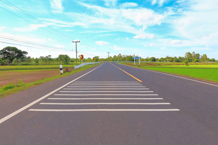 泰国乡村道路在美丽的气氛中图片