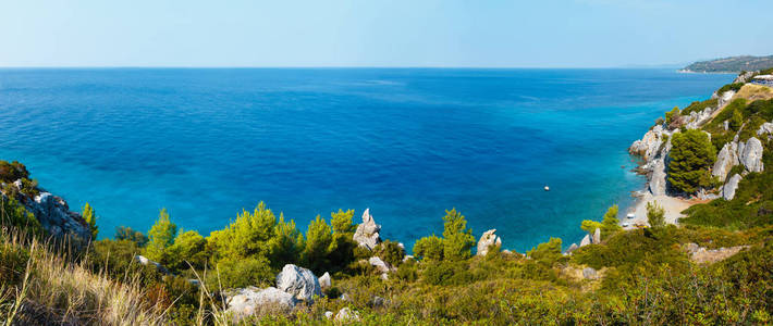 夏天海海岸早晨风景 卡珊卓半岛, 哈尔基迪基, 希腊。人们是无法辨认的。两个镜头缝合全景