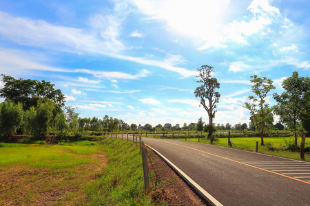 泰国乡村道路在美丽的气氛中图片