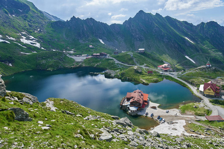 Romanias Fagaras 山 Balea 湖附近房屋的鸟瞰图