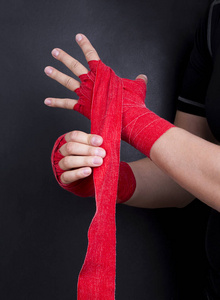 拳击手套用手保护胶带的卷绕阶段
