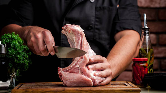 厨师切牛肉图片