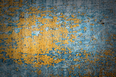 涂在蓝色和黄色颜料上的木材的复古背景