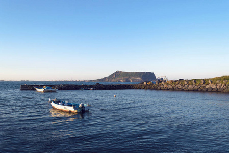 海水中 Sangumburi 火山口的观察