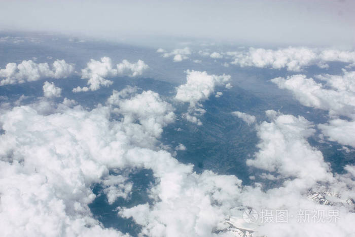 在法国和意大利之间的鸟瞰地块在1万英尺高空在下午
