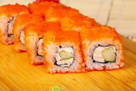 美味的加利福尼亚卷配蟹肉和黄瓜寿司卷寿司配三文鱼,黄瓜,奶油芝士
