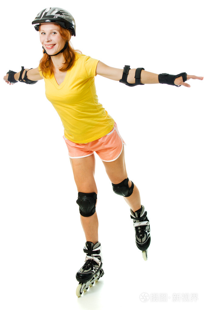 美丽的年轻女子旱冰