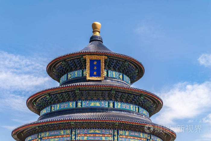 特写蓝色装饰的三级宝塔为中央道教大厦.全蓝天下