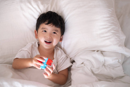 3岁的小可爱亚洲男孩在家里的床上, 孩子躺在