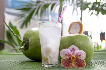 椰汁, 喝椰子水照片