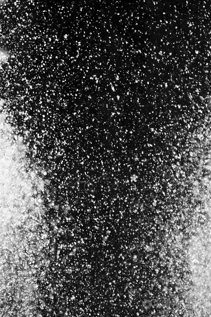 空气中的水滴在黑色背景上模糊不清