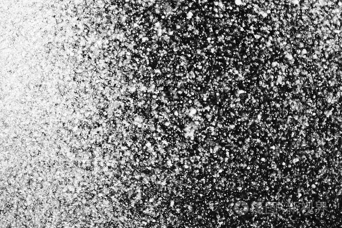 空气中的水滴在黑色背景上模糊不清