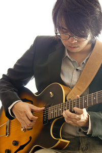 亚洲青年音乐家弹吉他