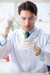 在植物实验室工作的男性生物化学家