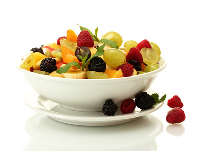 新鲜水果沙拉碗和浆果，孤立在白色
