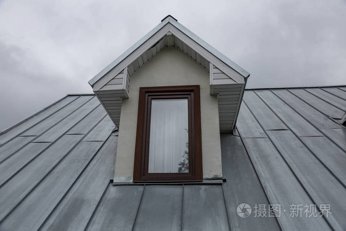 铁屋顶阁楼上的玻璃窗