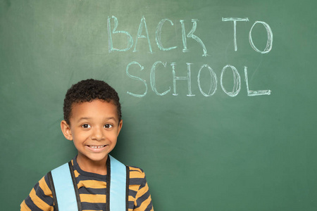 小非洲裔美国儿童附近的黑板与文本回学校