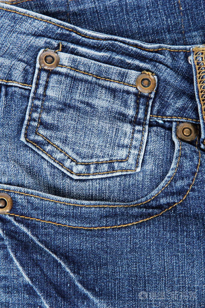 蓝色牛仔裤配口袋特写