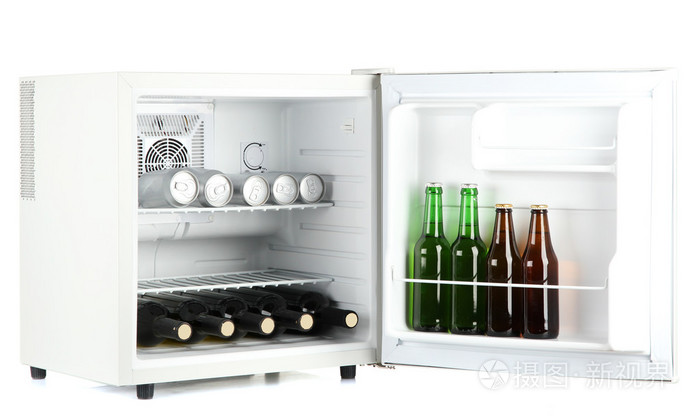 迷你冰箱满瓶和罐啤酒被隔绝在白色