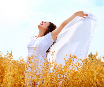 美丽快乐的女孩在麦田很开心照片