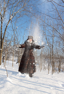 中年女子户外在雪中