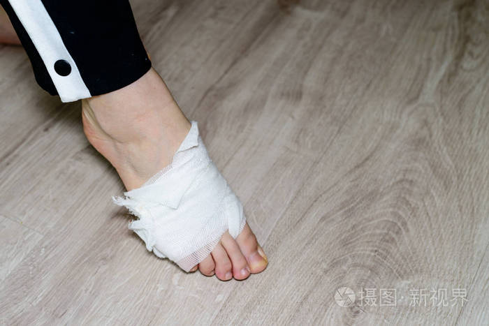 受伤的腿不明身份人包扎腿