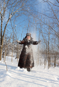 中年女子户外在雪中