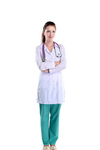 微笑的女医生与一个文件夹在制服站在医院。微笑的女医生