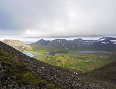 北部夏天风景, 风景在美丽的雪被盖的峭壁和 fljotsvatn 湖在 Fljotavik 海湾在 Hornstrandir, 