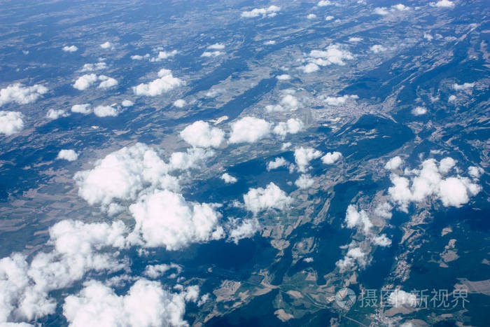 在法国和意大利之间的鸟瞰地块在1万英尺高空在下午