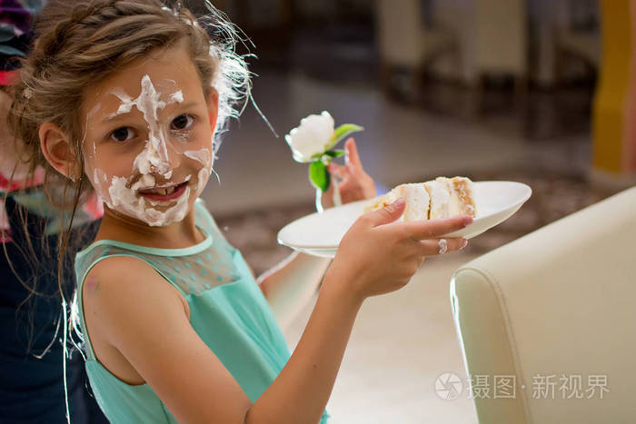 小女孩在咖啡馆吃蛋糕和碎奶油