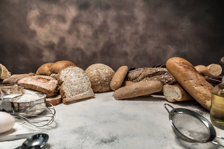 面包烹调和不同种类面包配料表上面粉的食物组成