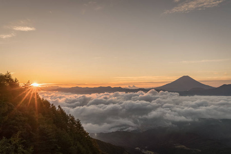 夏季的云海富士山