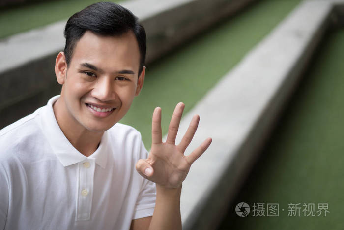 快乐的人指着四指手势;微笑友好的人指向4数字, 数字四手指手标志